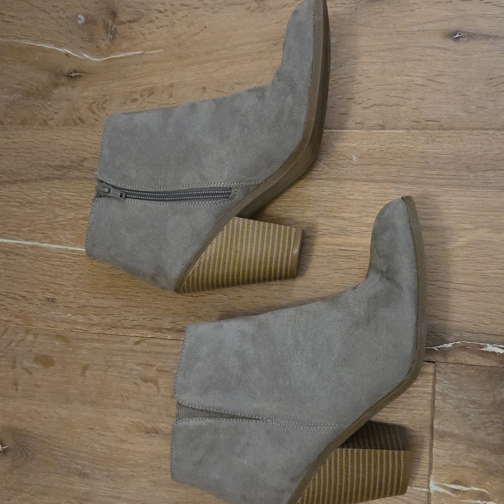 Banana Republic Grey Tan Suede Ankle Boots Stacked Heel 8.5 FLAW